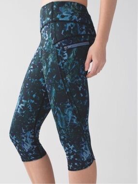 Lululemon Full-On Luxtreme® Blue Patterned  Cropped Leggings Size 6 - No Flaws